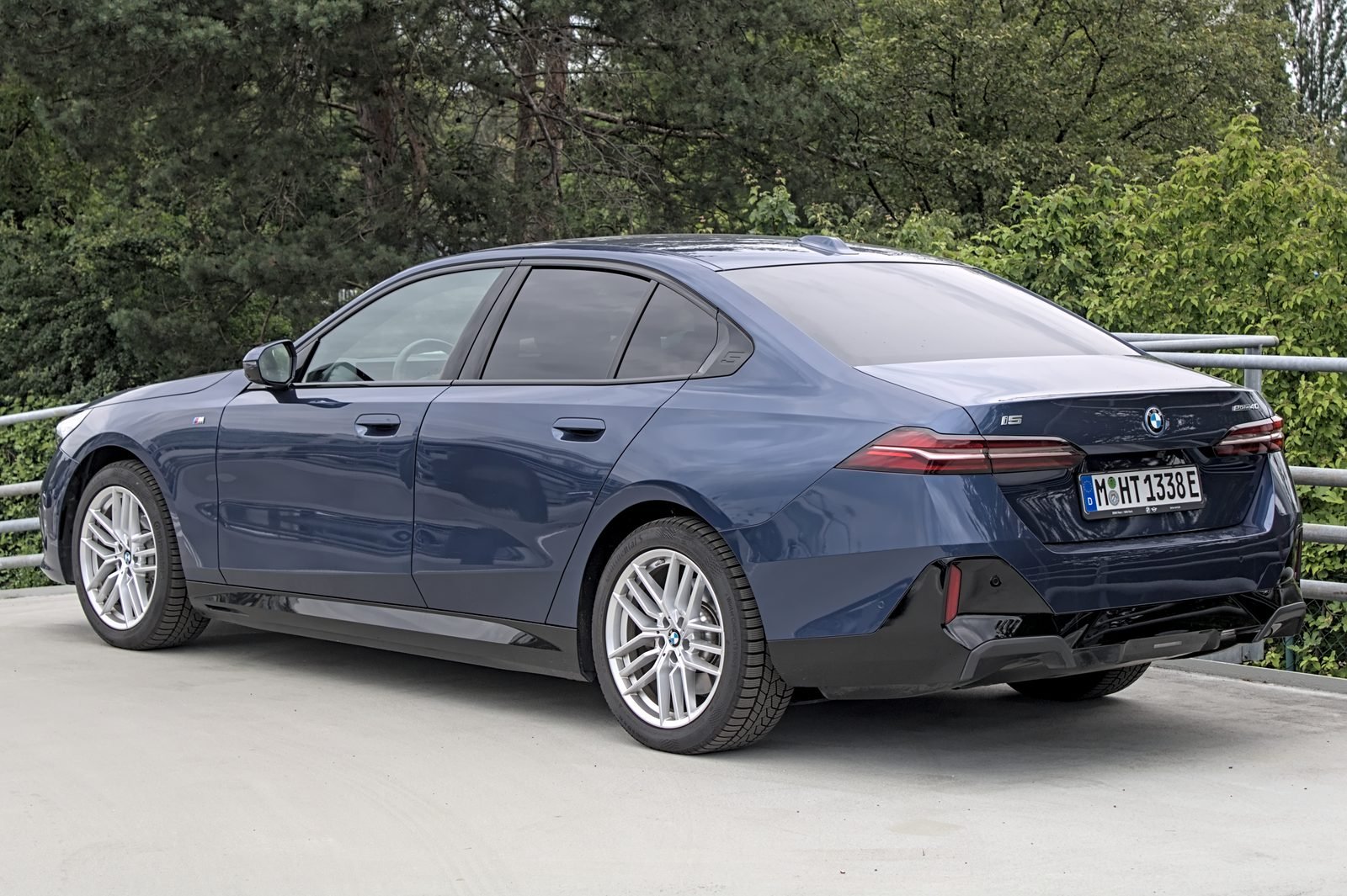 BMW i5 2024 — front three-quarter view