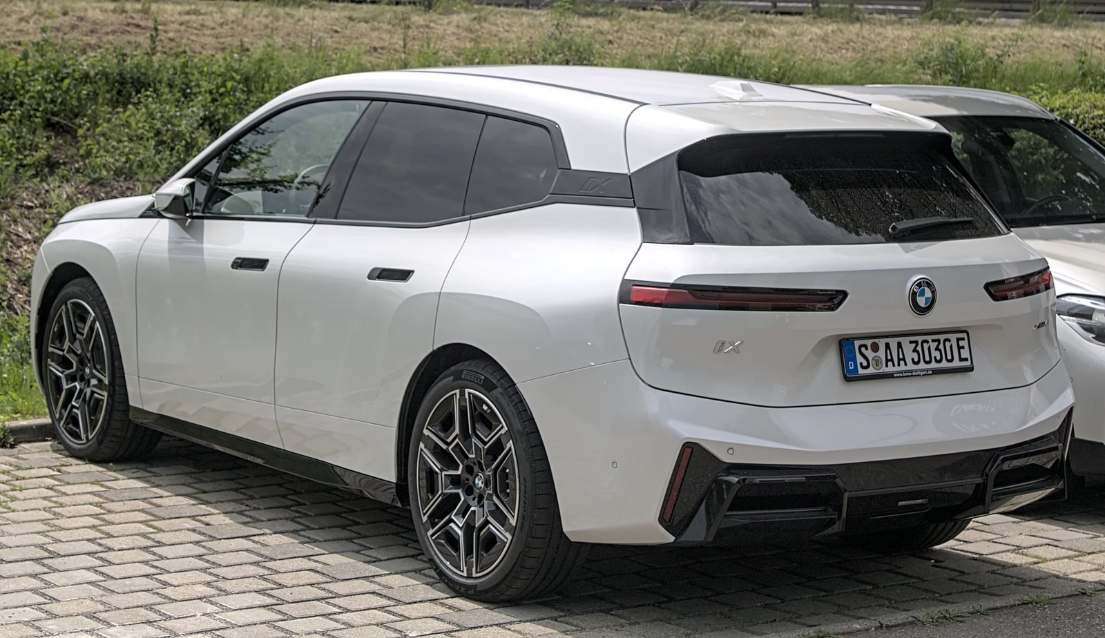 BMW iX 2024 — front three-quarter view