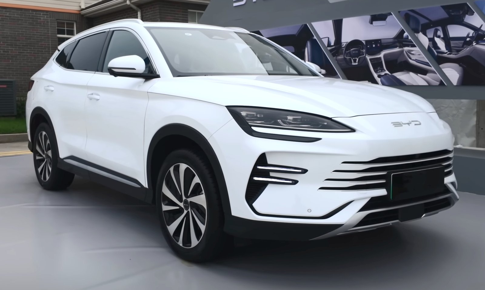 BYD Seal U DM-i 2025 — front three-quarter view