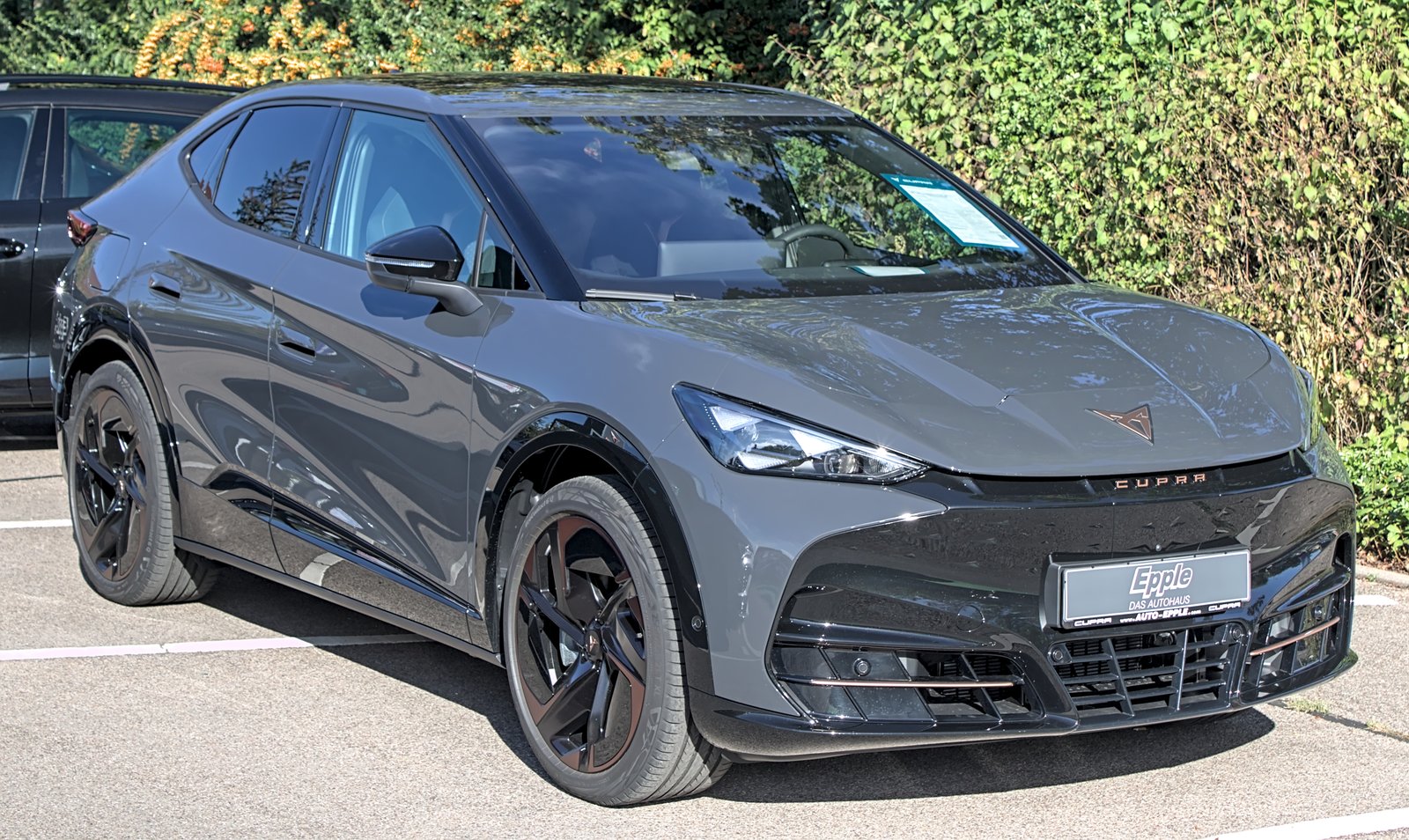 Cupra Tavascan 2024 — front three-quarter view