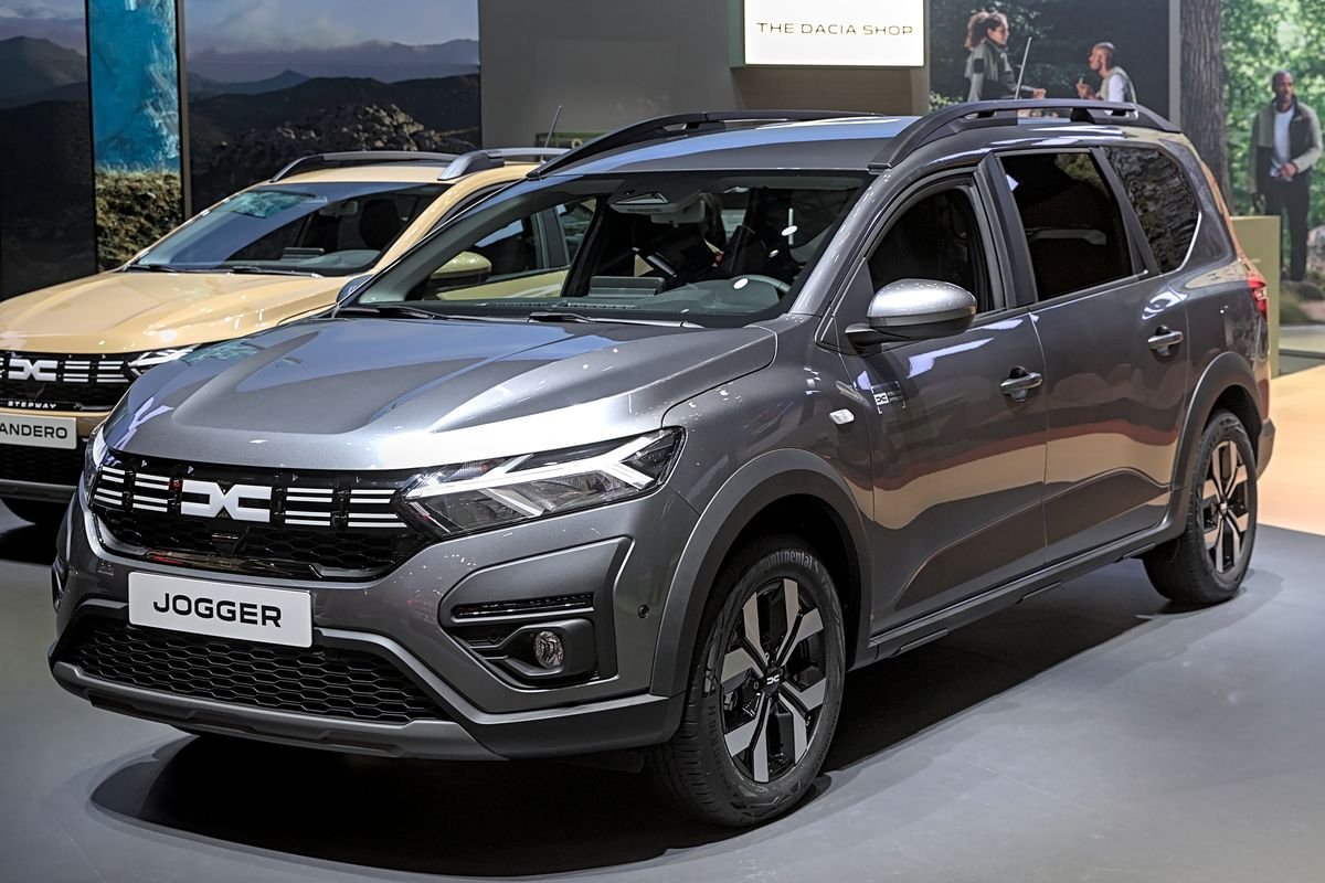 Dacia Jogger 2024 — front three-quarter view