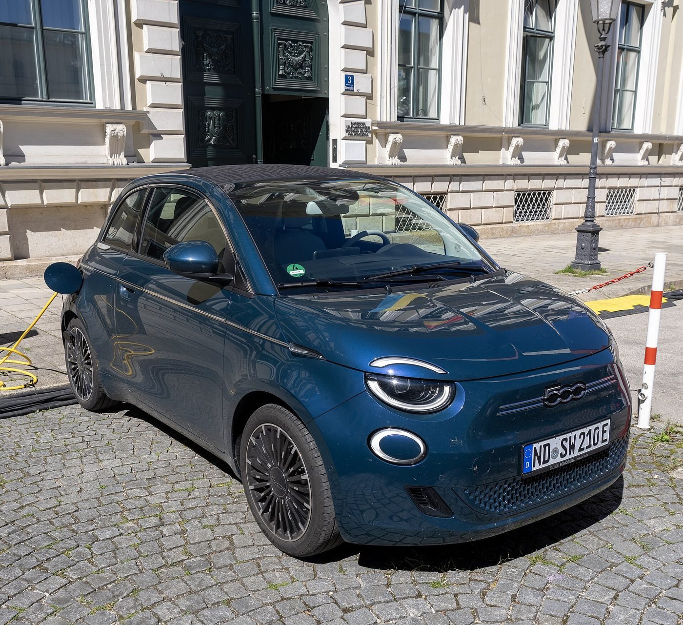 Fiat 500e 2024 — front three-quarter view
