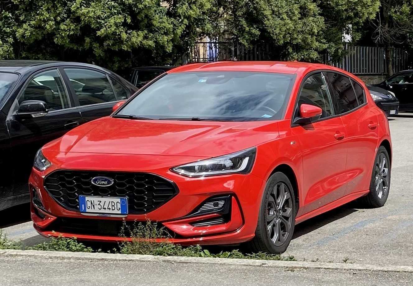 Ford Focus 2024 — front three-quarter view