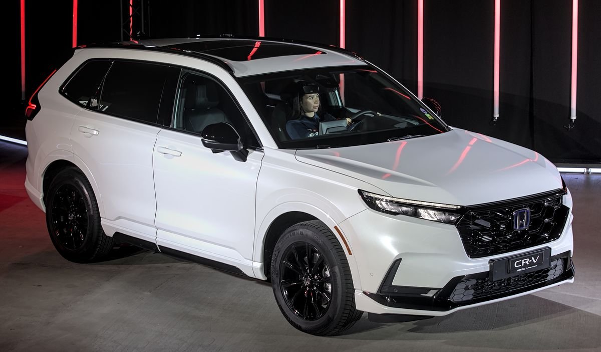 Honda CR-V 2024 — front three-quarter view