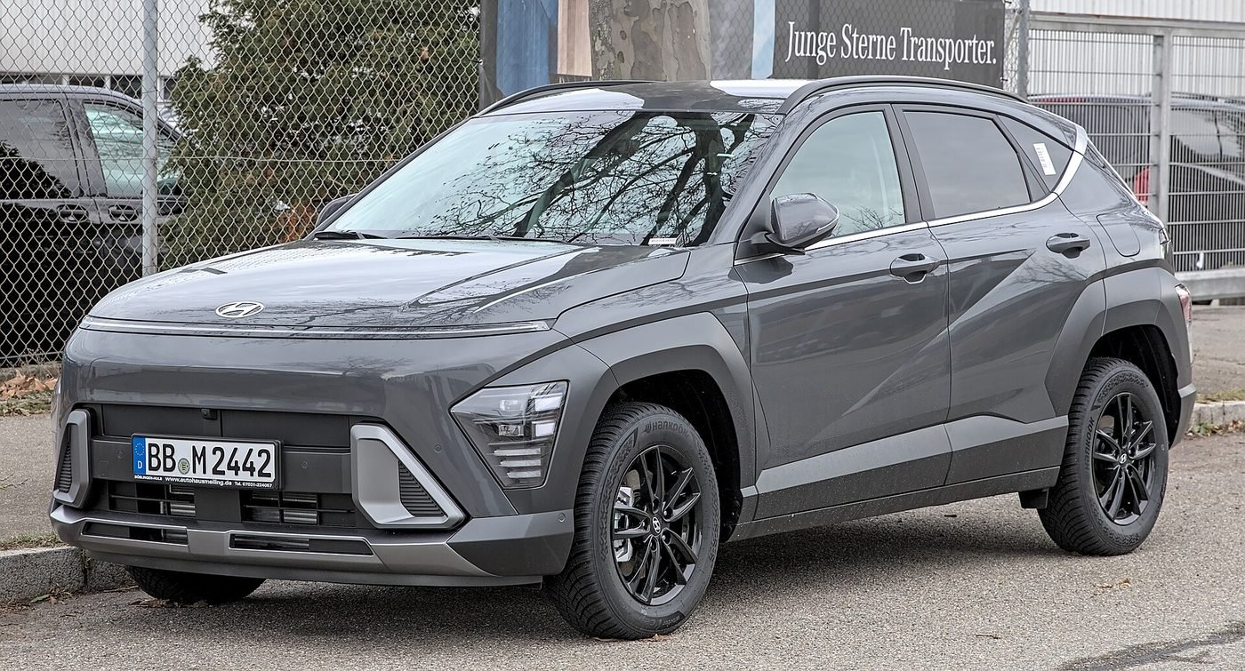 Hyundai Kona 2024 — front three-quarter view