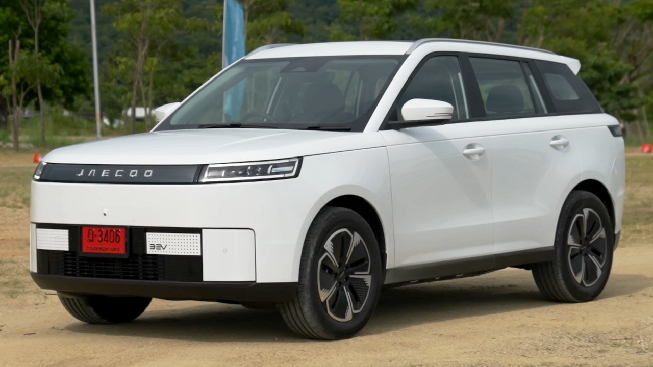 Jaecoo E5 2025 — front three-quarter view