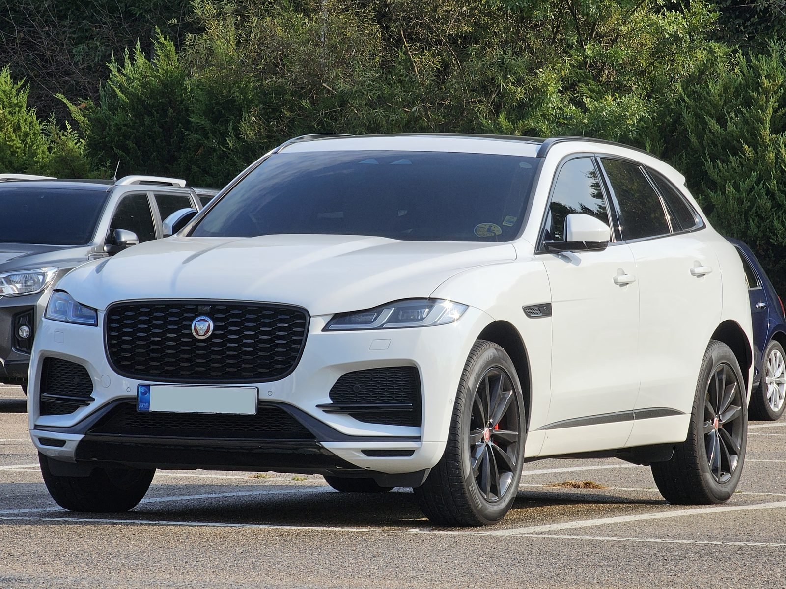 Jaguar F-Pace 2024 — front three-quarter view