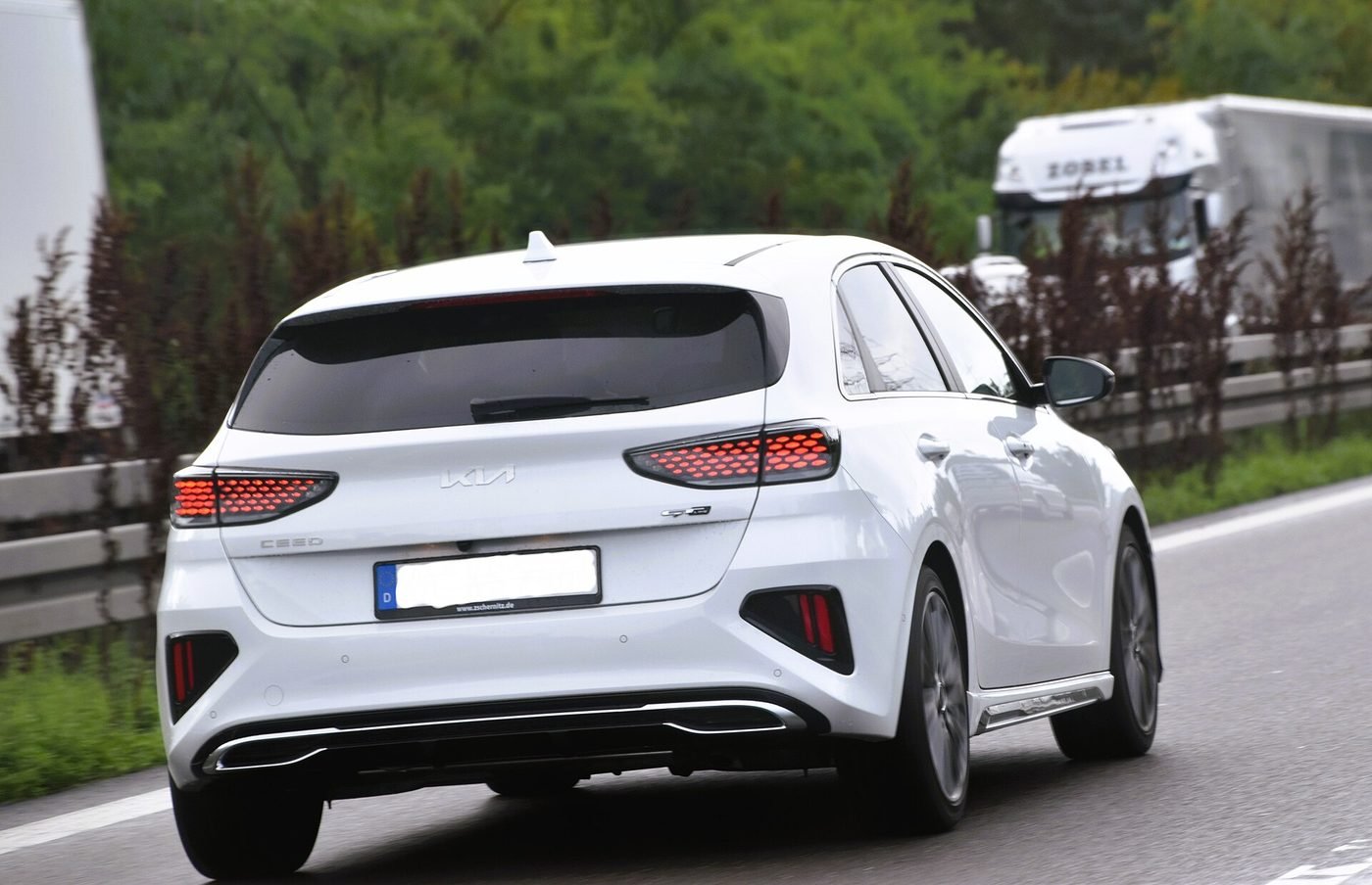 Kia Ceed 2024 — front three-quarter view
