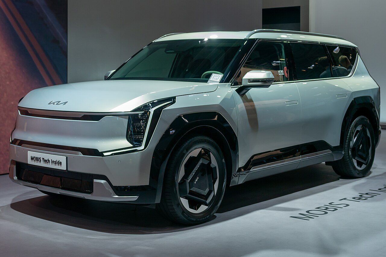 Kia EV9 2024 — front three-quarter view