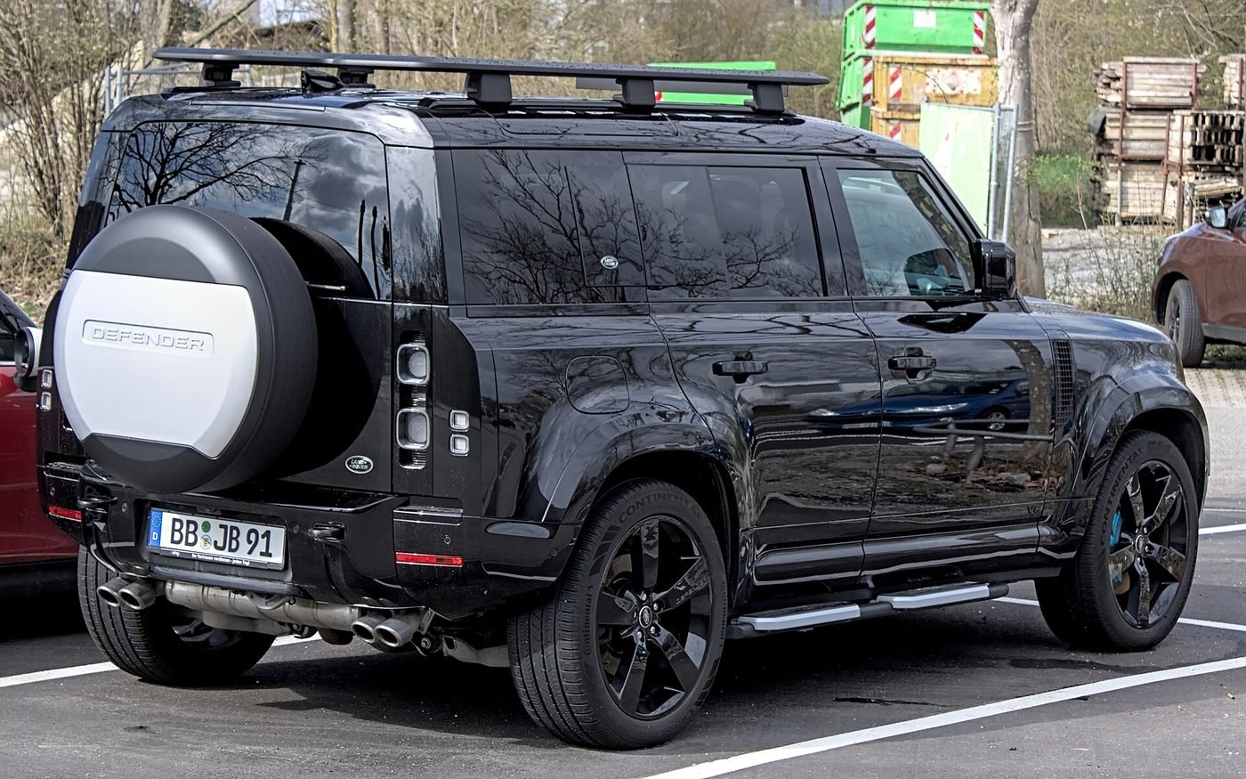 Land Rover Defender 2024 — front three-quarter view