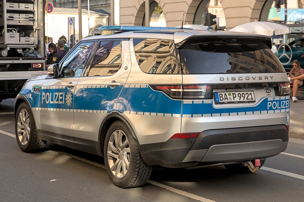 Land Rover Discovery 2024 — front three-quarter view