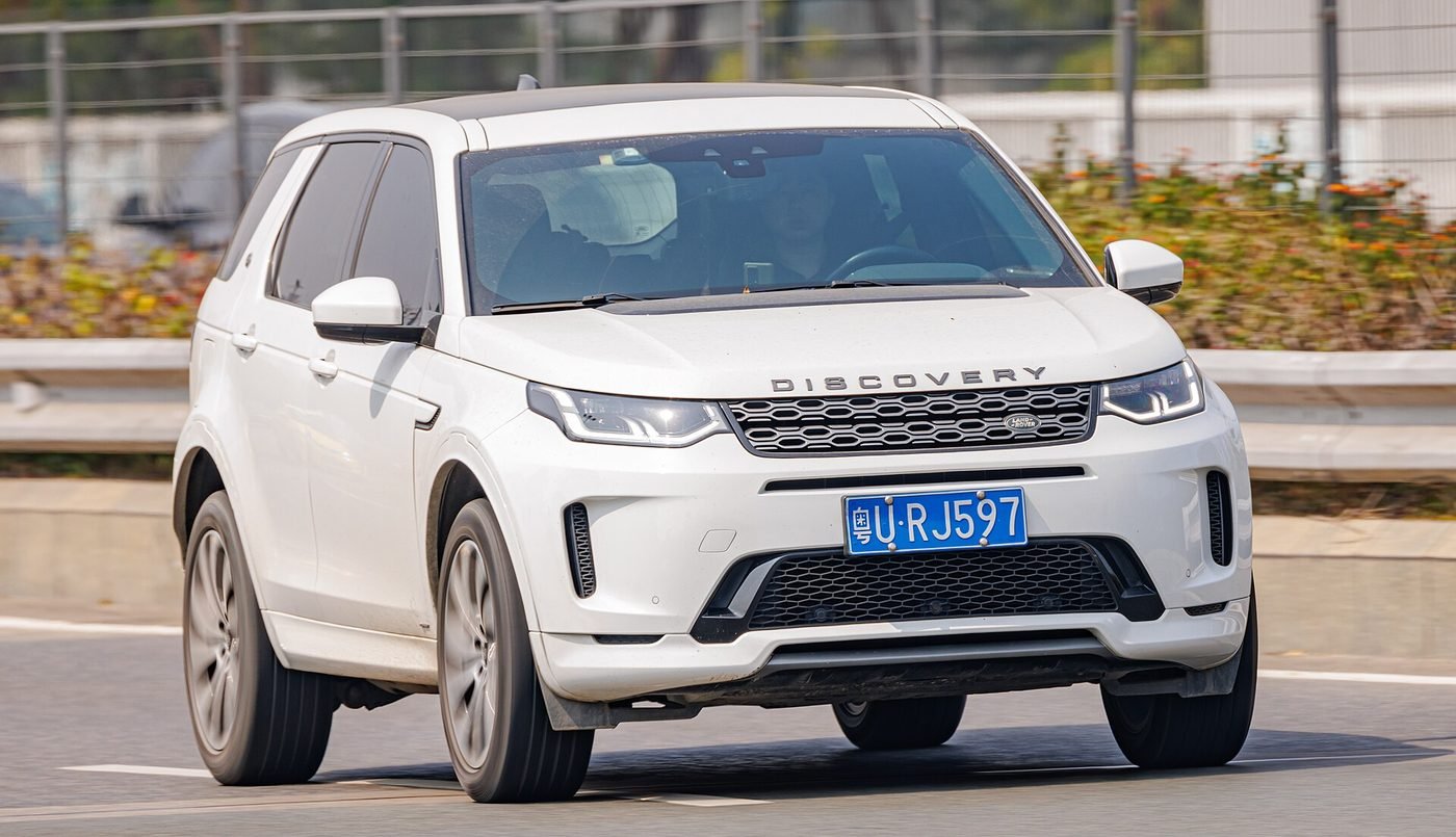 Land Rover Discovery Sport 2024 — front three-quarter view