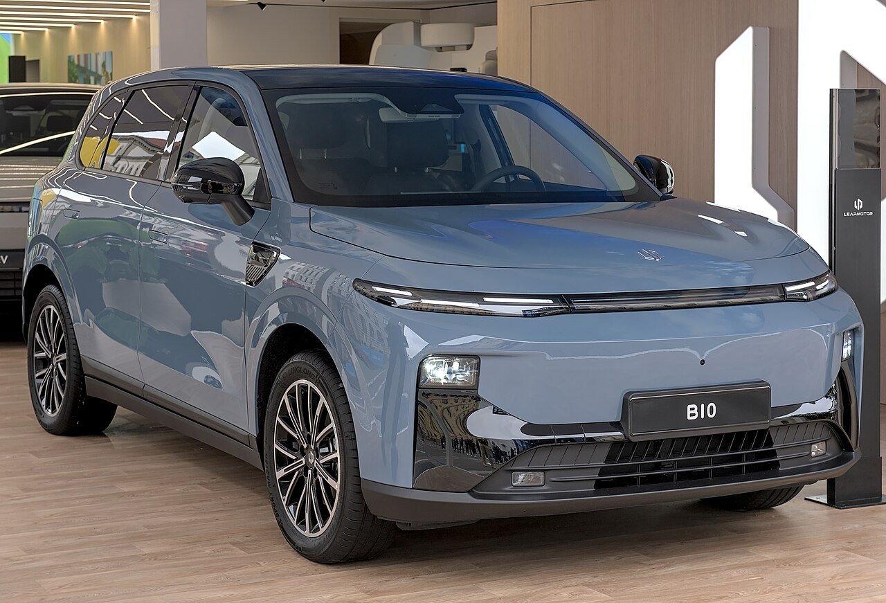 Leapmotor B10 2025 — front three-quarter view