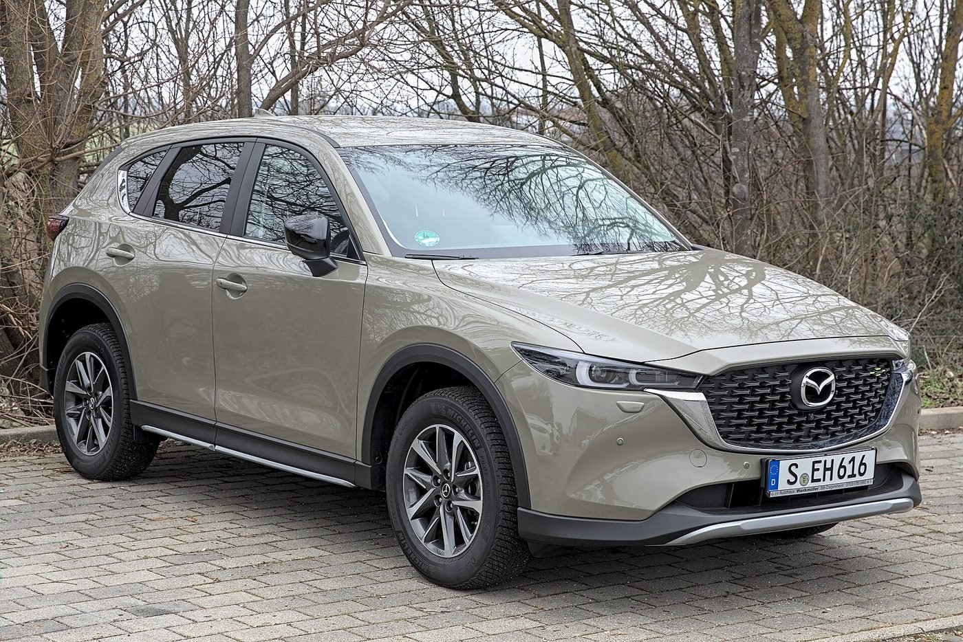 Mazda CX-5 2024 — front three-quarter view