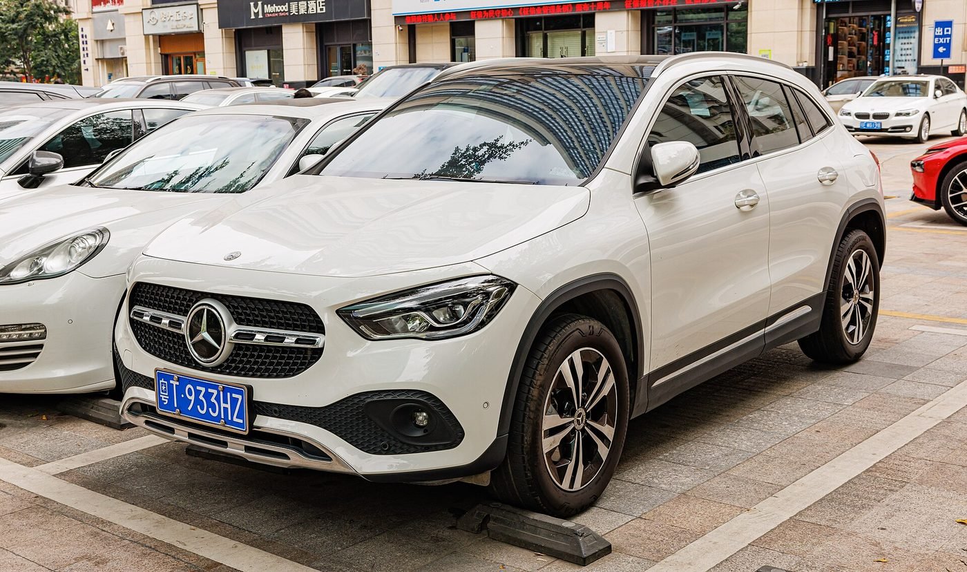 Mercedes-Benz GLA 2024 — front three-quarter view