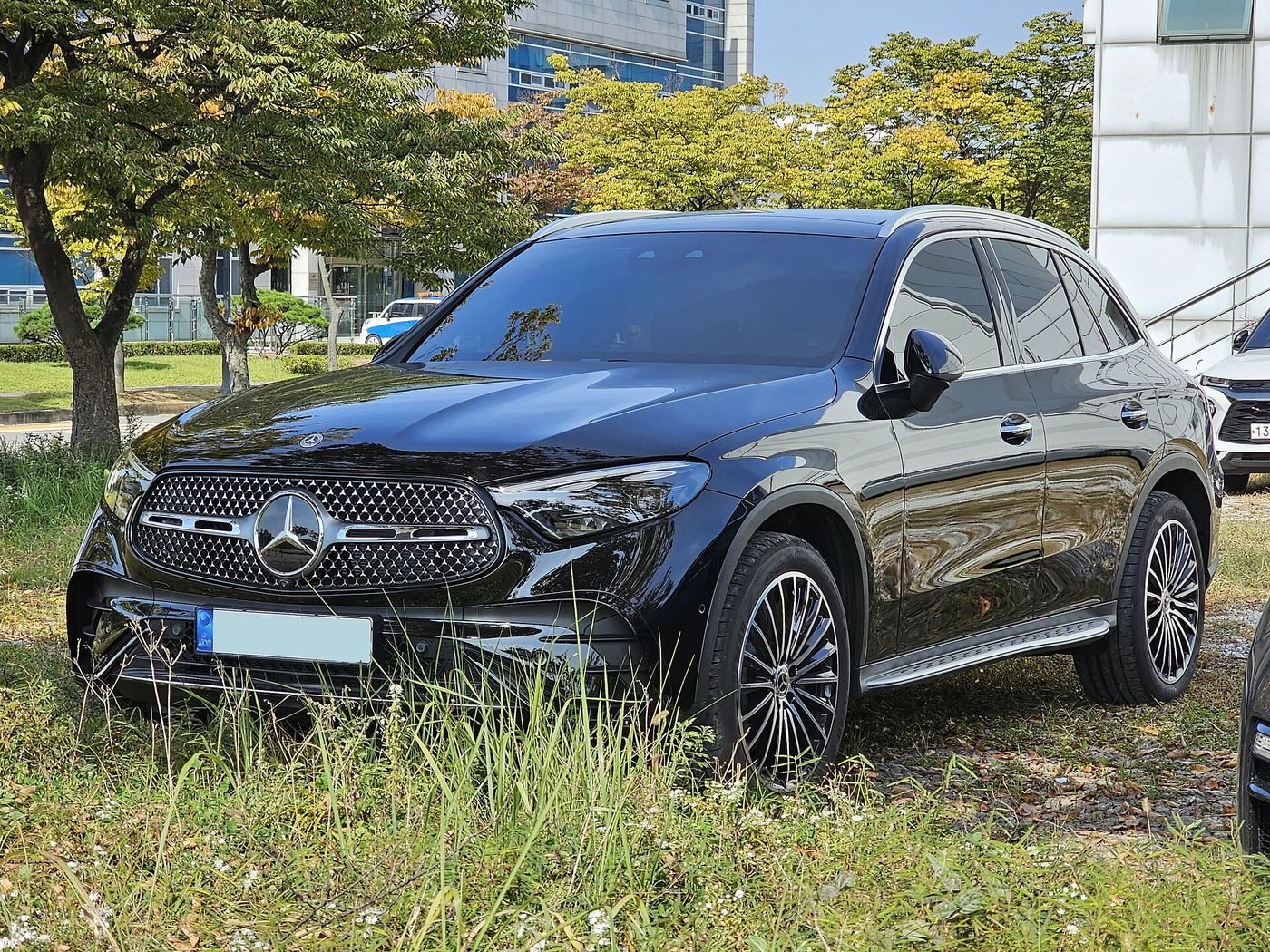 Mercedes-Benz GLC 2024 — front three-quarter view