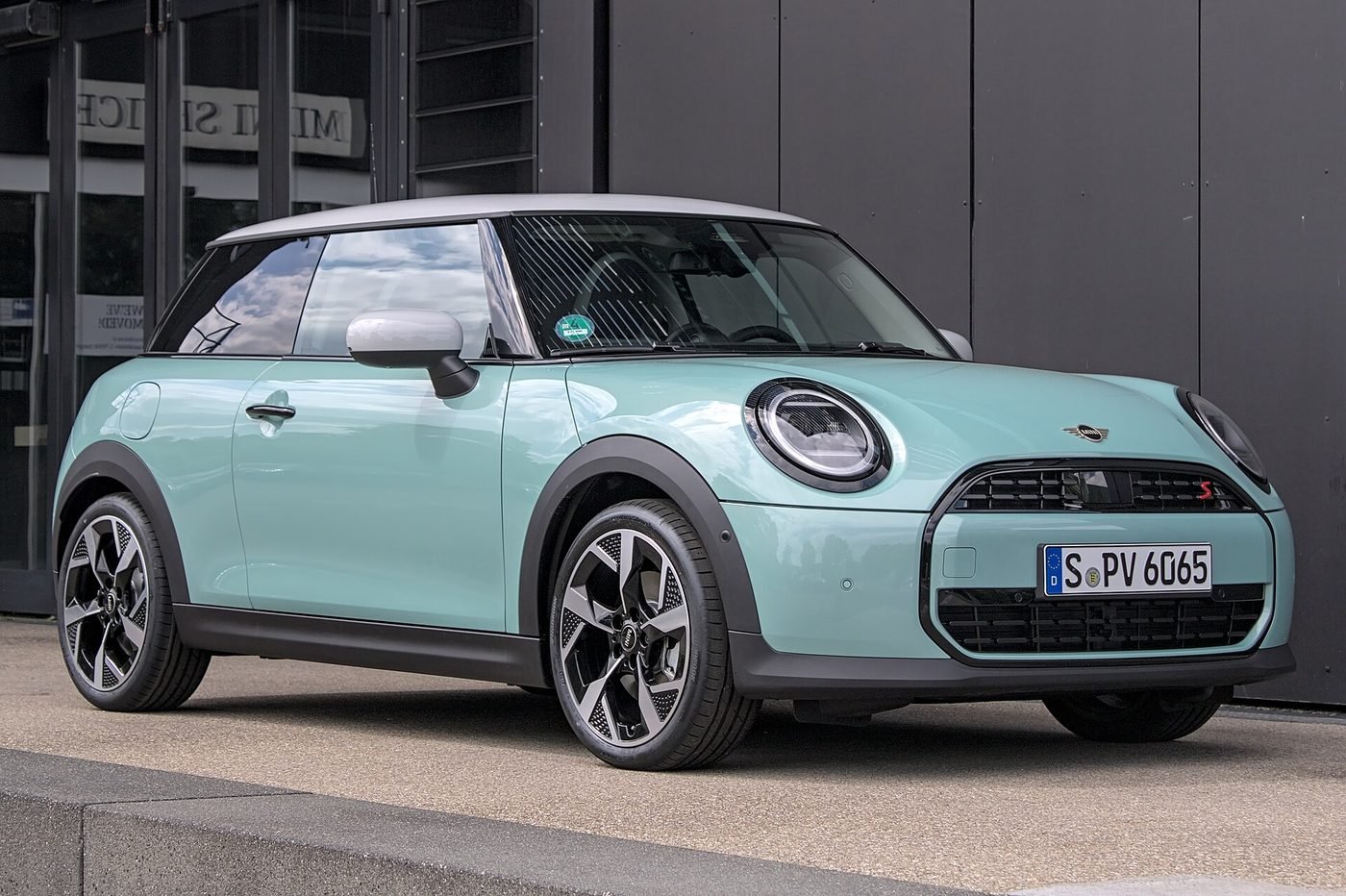 MINI Cooper 2024 — front three-quarter view