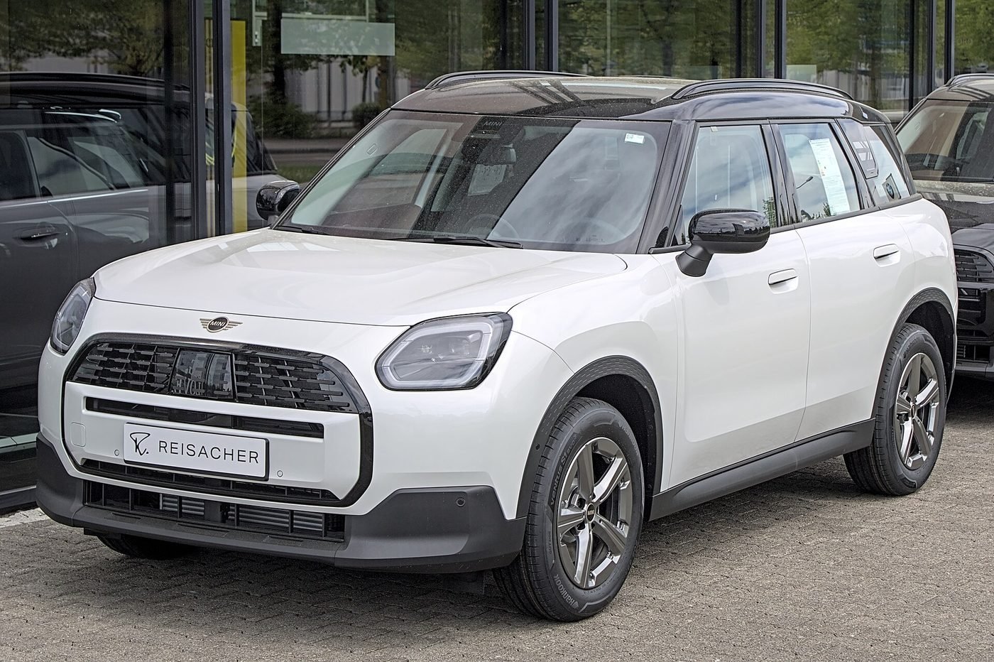 MINI Countryman 2024 — front three-quarter view