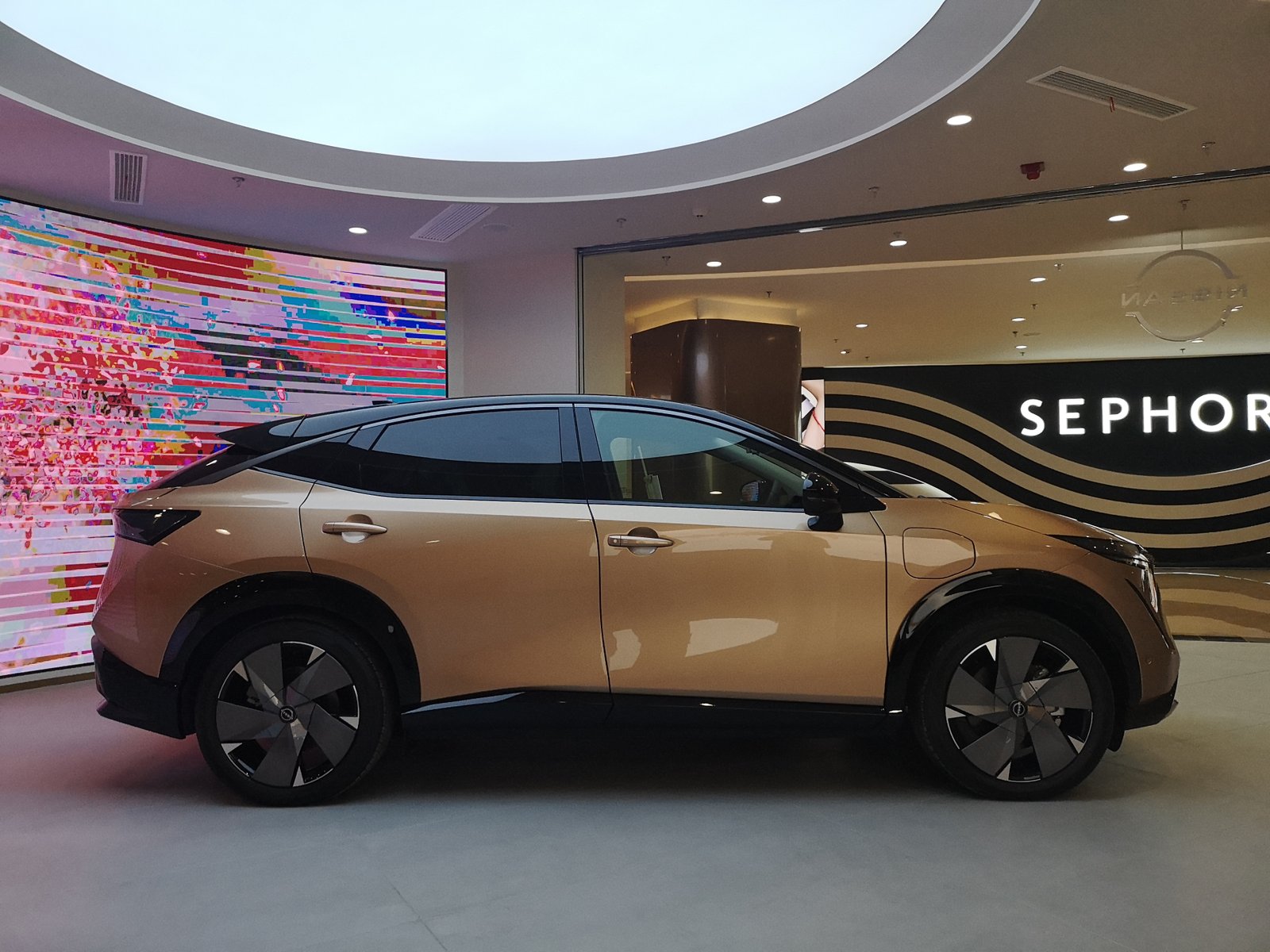 Nissan Ariya 2024 — front three-quarter view