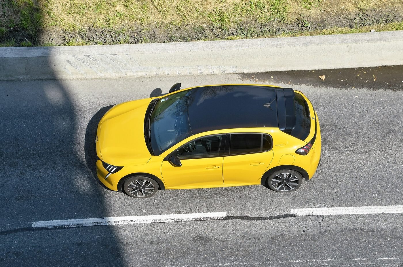 Peugeot E-208 2024 — front three-quarter view
