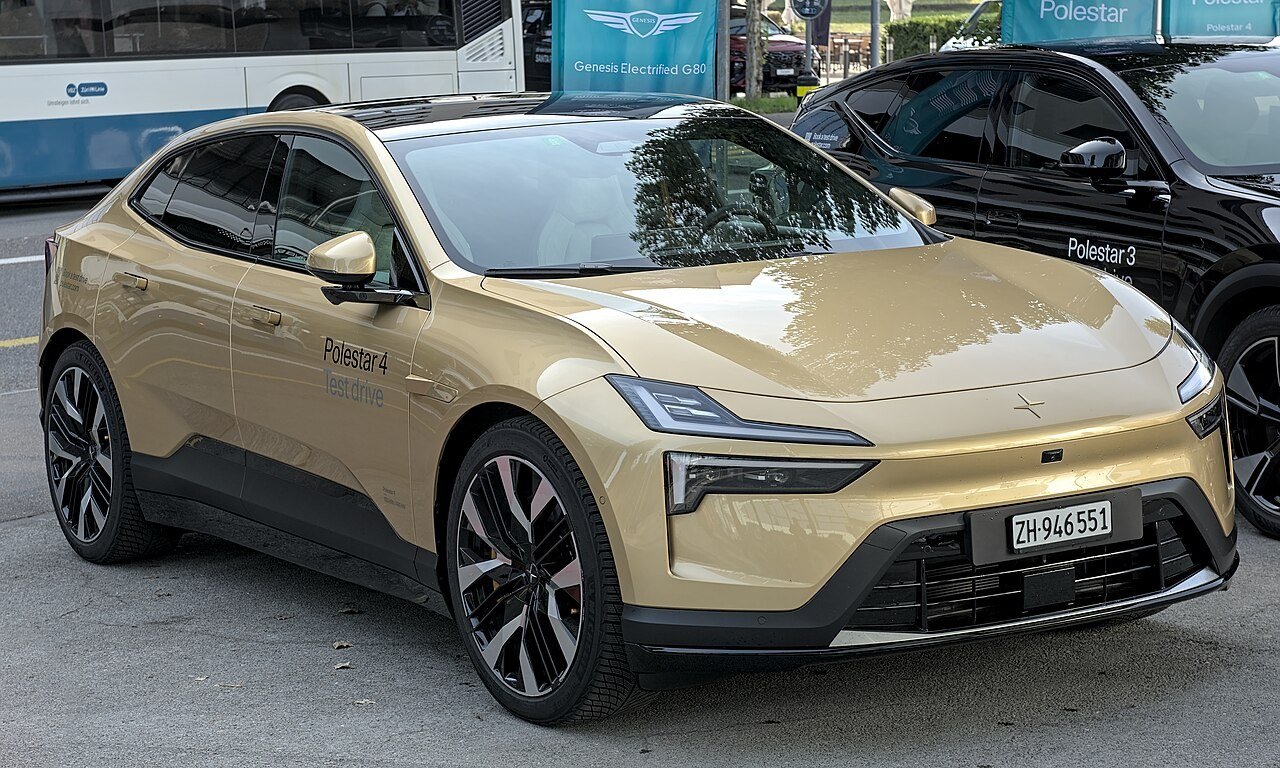 Polestar 4 2025 — front three-quarter view