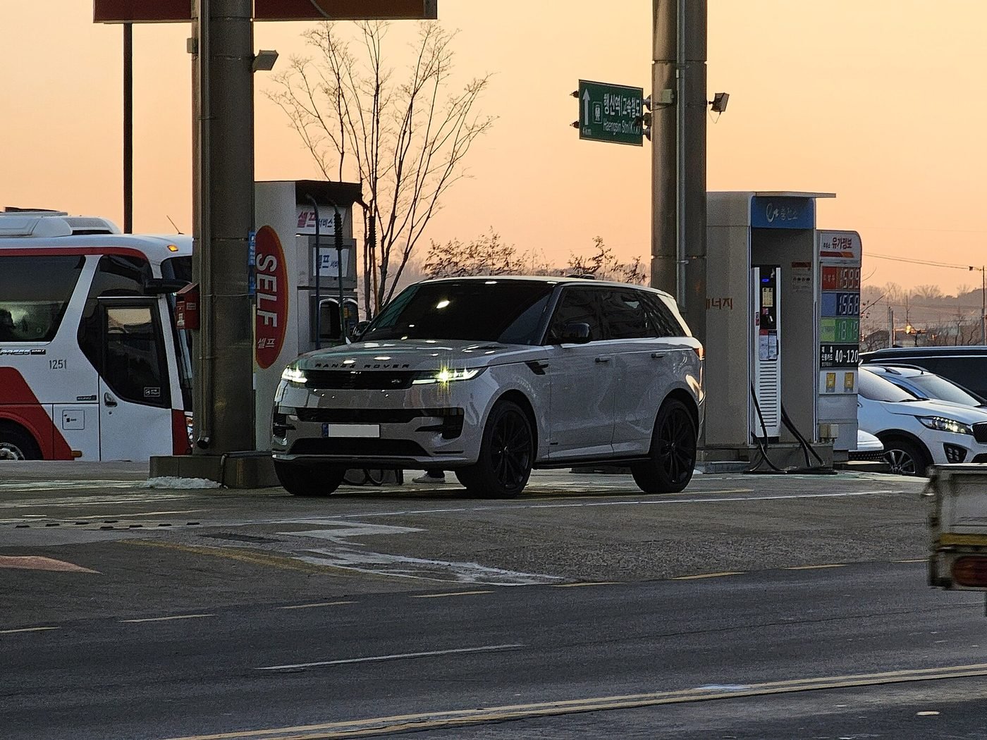 Land Rover Range Rover Sport 2024 — front three-quarter view