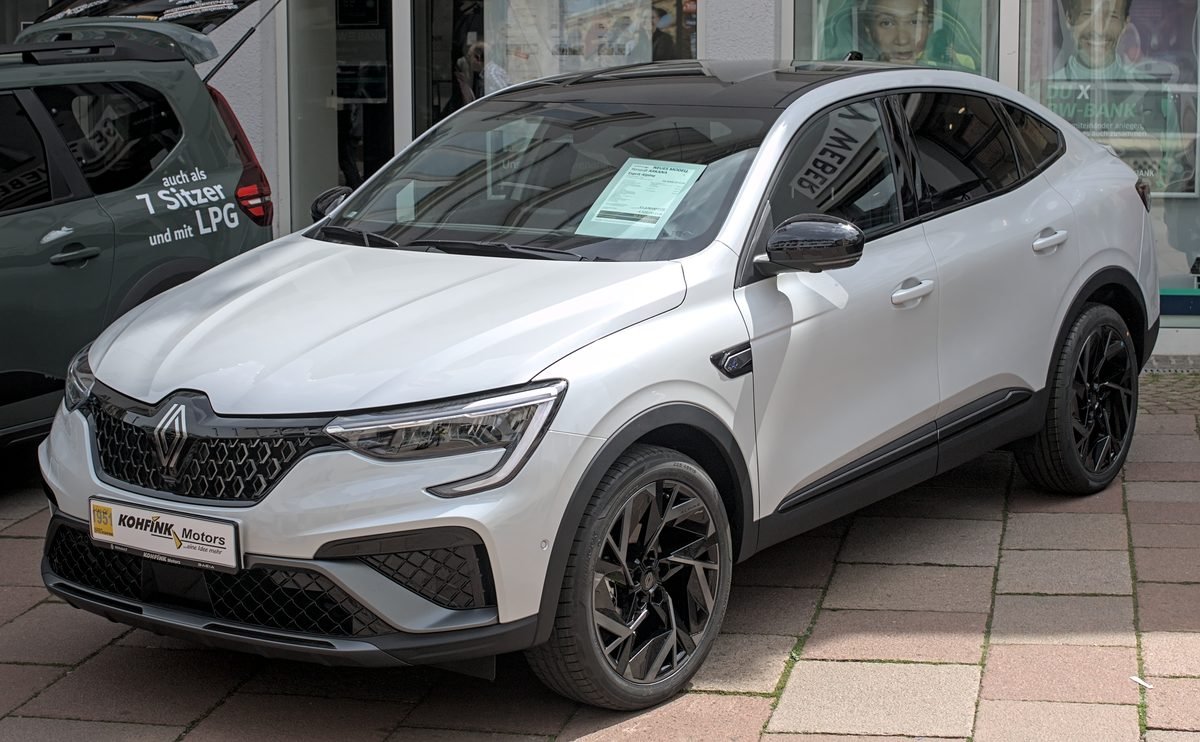 Renault Arkana 2024 — front three-quarter view