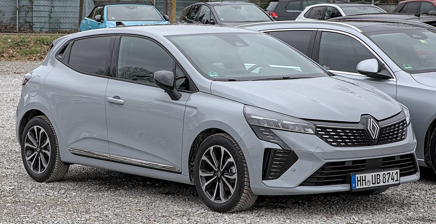 Renault Clio 2024 — front three-quarter view