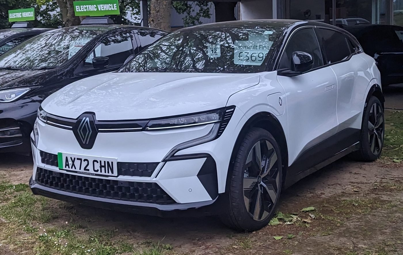 Renault Megane E-Tech 2024 — front three-quarter view