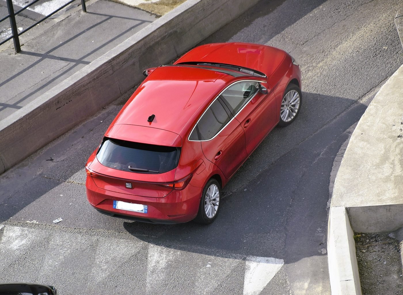 SEAT Leon 2024 — front three-quarter view