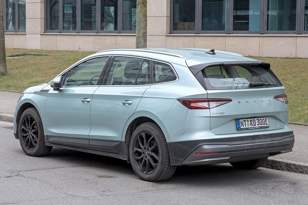 Skoda Enyaq 2024 — front three-quarter view