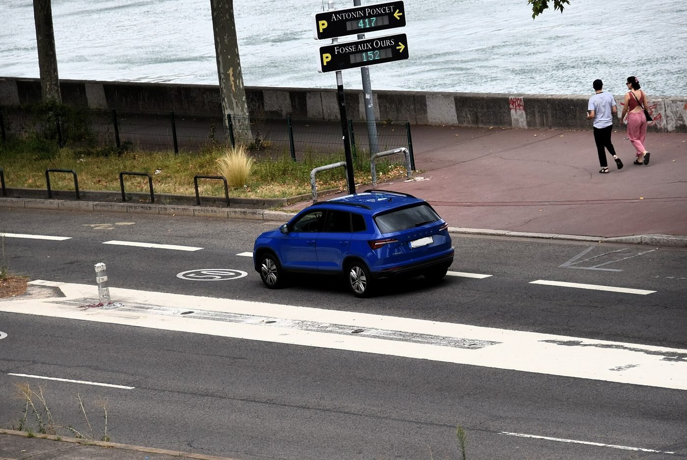 Skoda Karoq 2024 — front three-quarter view