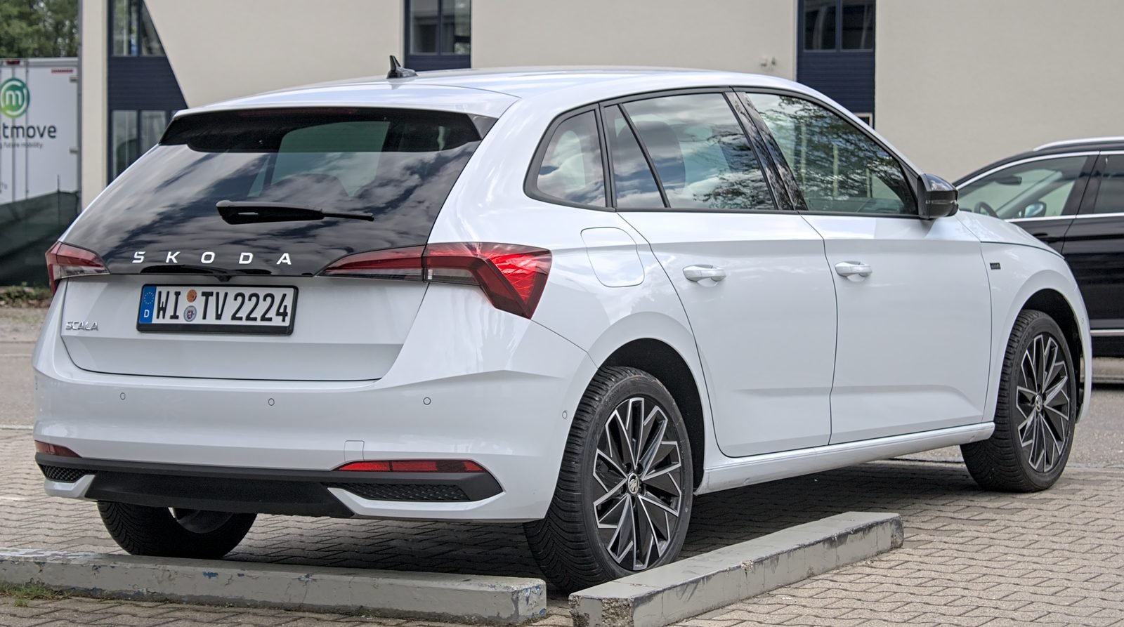 Skoda Scala 2024 — front three-quarter view