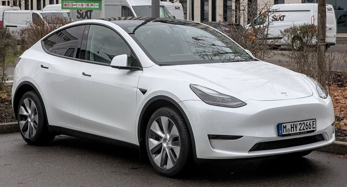 Tesla Model Y 2024 — front three-quarter view