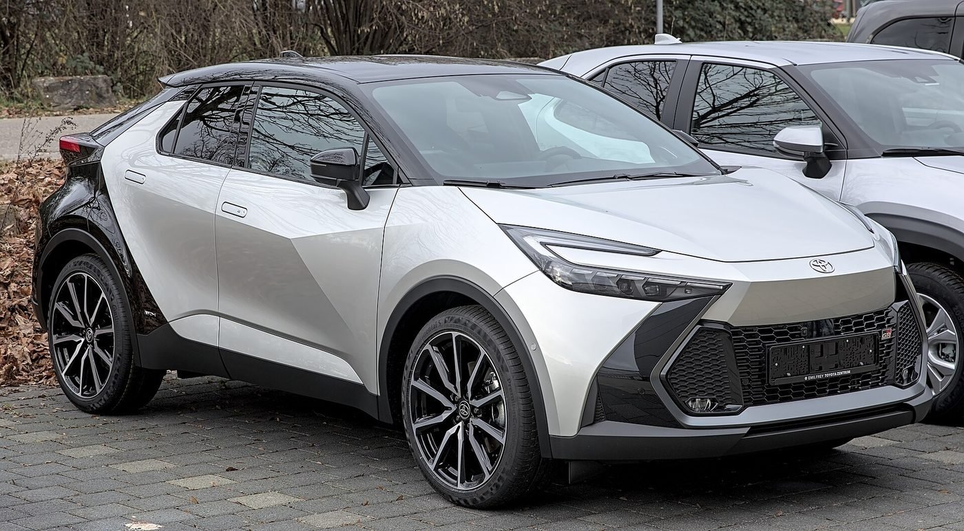 Toyota C-HR 2024 — front three-quarter view