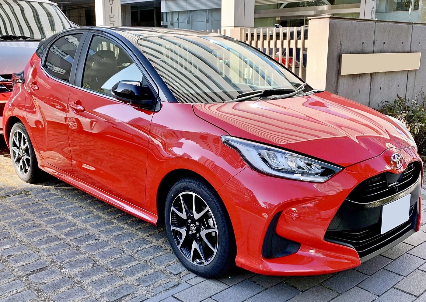 Toyota Yaris Hybrid 2024 — front three-quarter view
