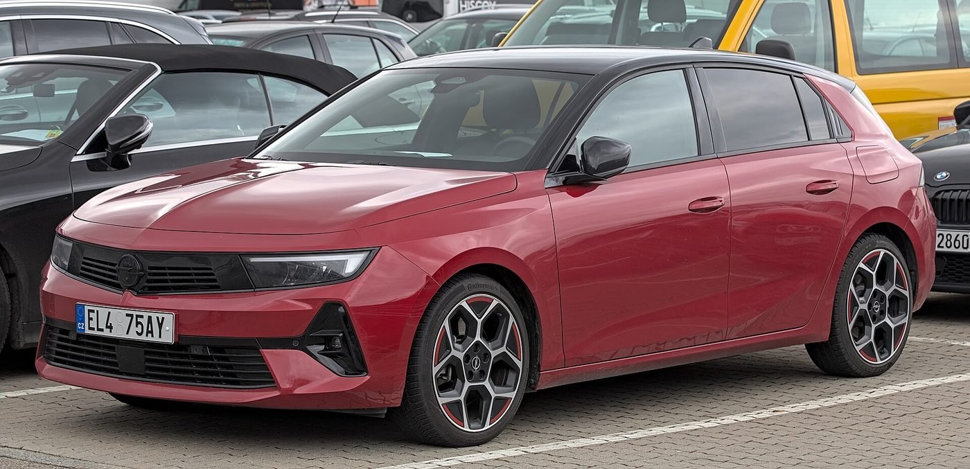 Vauxhall Astra 2024 — front three-quarter view