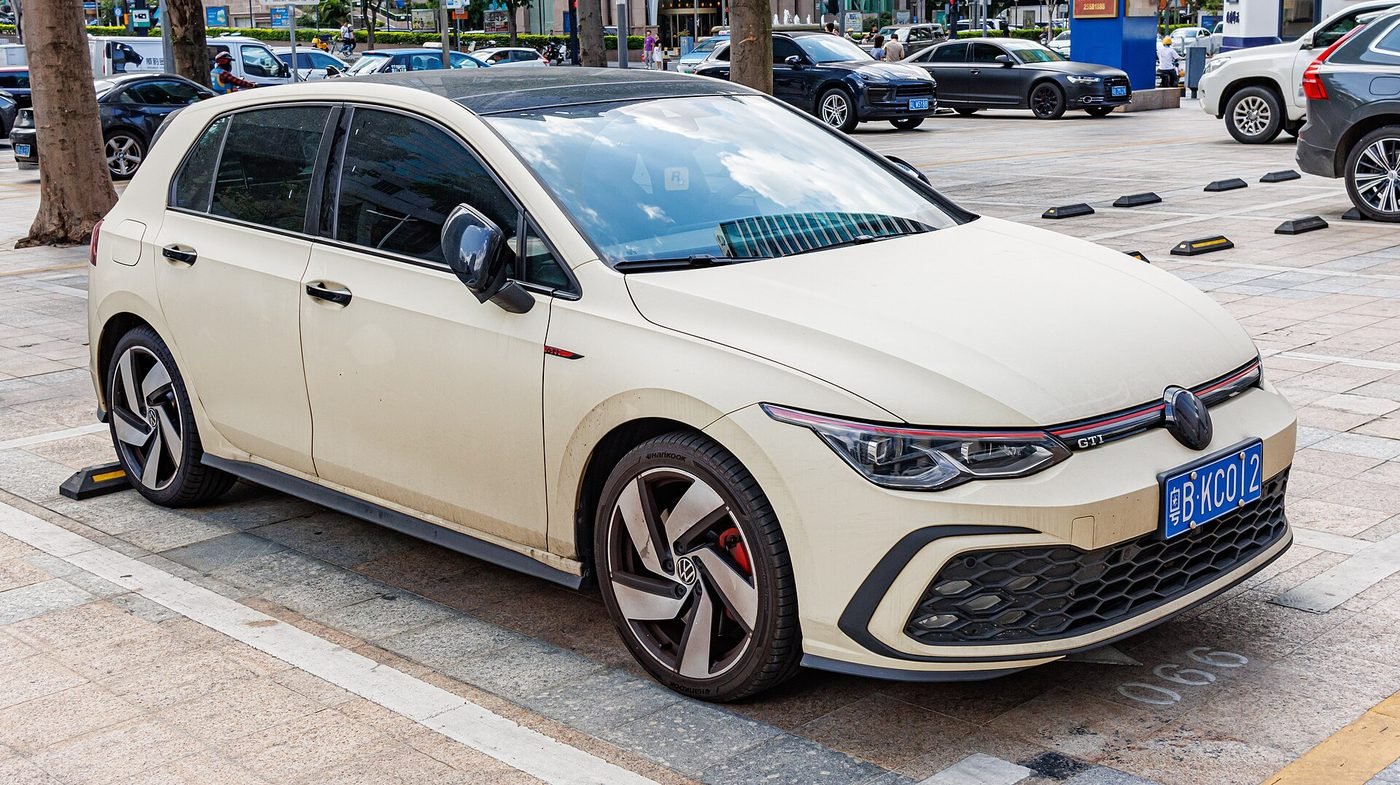 Volkswagen Golf GTI 2024 — front three-quarter view