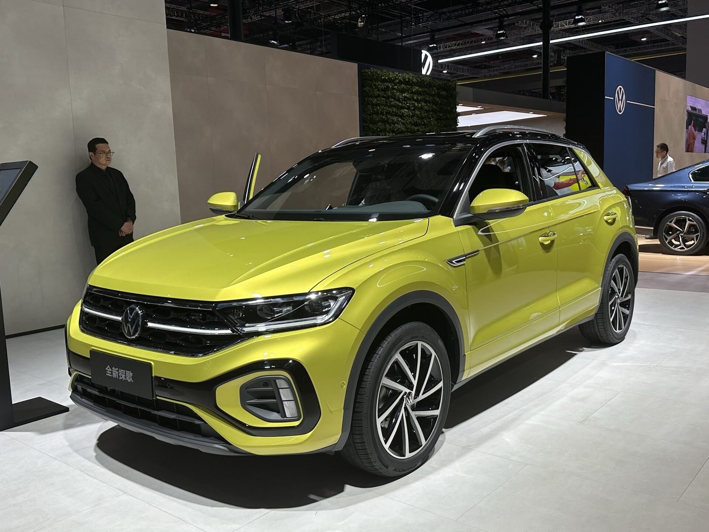 Volkswagen T-Roc 2024 — front three-quarter view