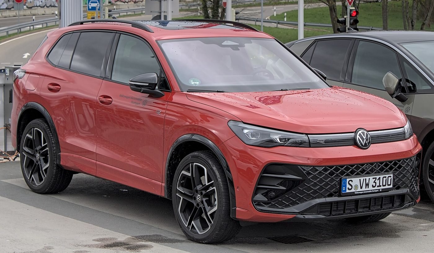 Volkswagen Tiguan 2024 — front three-quarter view