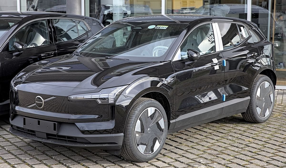 Volvo EX30 2024 — front three-quarter view