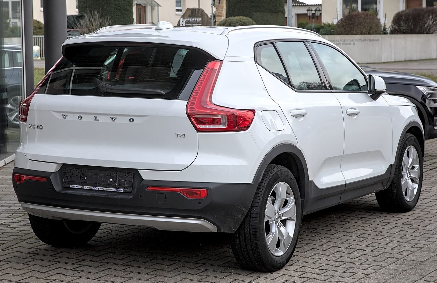 Volvo XC40 2024 — front three-quarter view