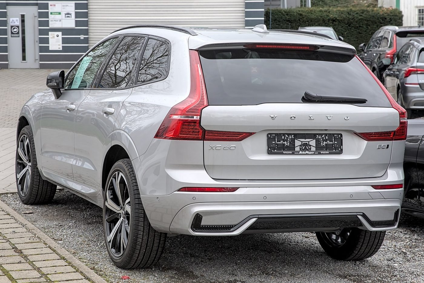 Volvo XC60 2024 — front three-quarter view