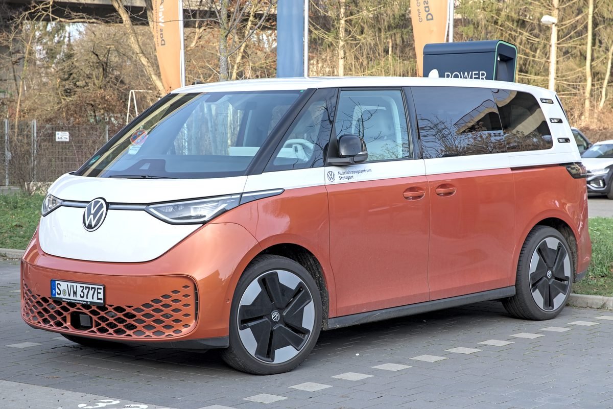 Volkswagen ID. Buzz 2024 — front three-quarter view